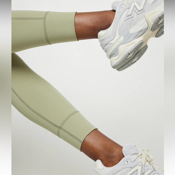 Vuori • Daily Leggings in Sprout - Picture 5 of 9